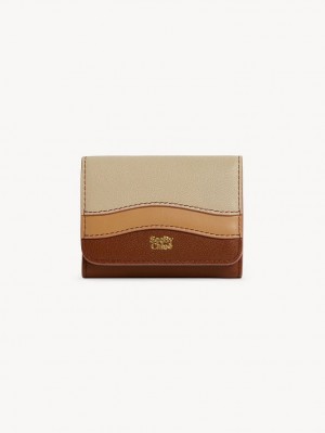 Chloe Layers Medium Tri-fold Liten Plånbok Bruna | CHE-SR14896