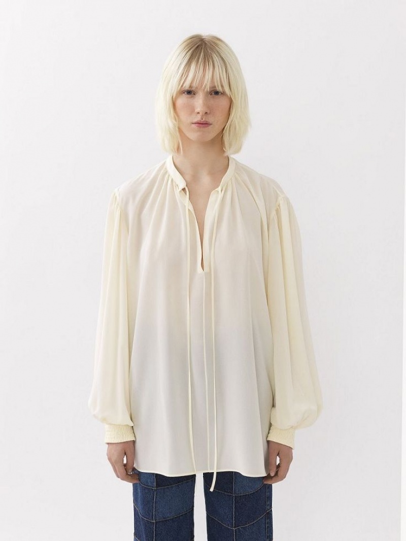 Chloe Flowy Blus Vita | CHE-SR13902